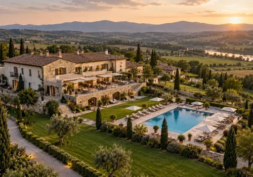 Vedere aeriană ilustrativă a unui hotel cu piscină și terasă
