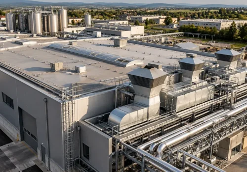 Vedere aeriană ilustrativă a acoperișului și instalațiilor unei clădiri industriale